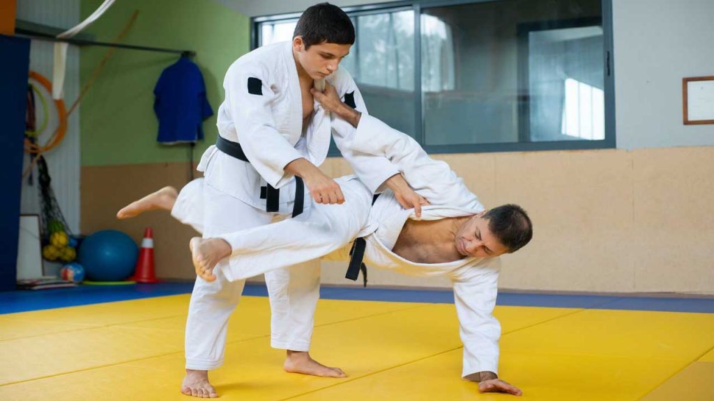 karate throws - Kani Basami: Scissor Stroke